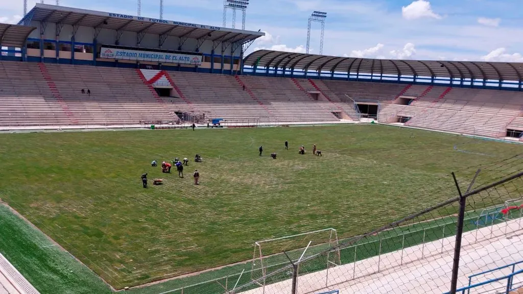 Los trabajos en el Estadio Municipal de El Alto donde juega Always Ready. (Foto: Difusión).