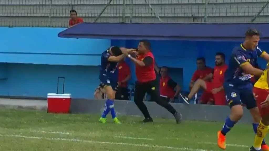 César Farías  golpeando a un jugador de Delfín SC. (Captura ESPN)