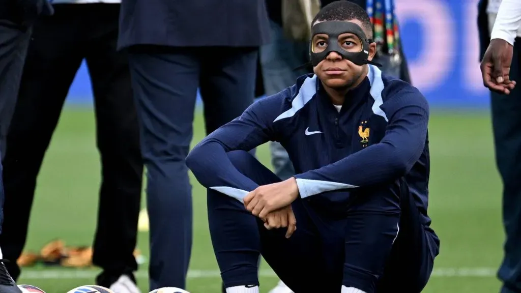 Mbappé con su máscara durante el entrenamiento de Francia: IMAGO