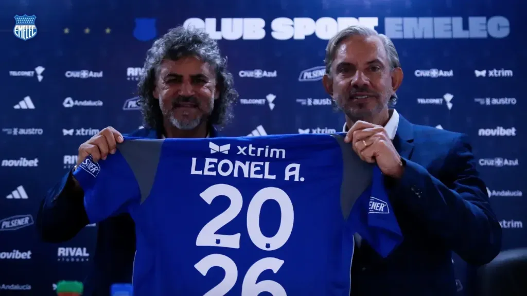 Leonel Álvarez firmó con Emelec hasta 2026.