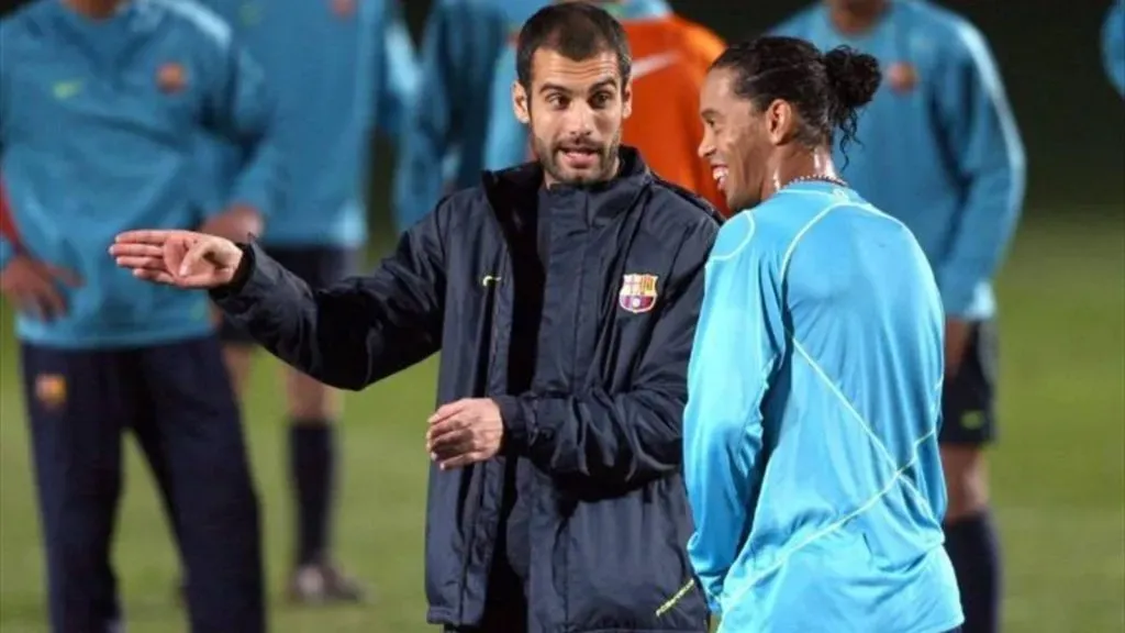 Una de las pocas imágenes de Guardiola con Ronaldinho: IMAGO