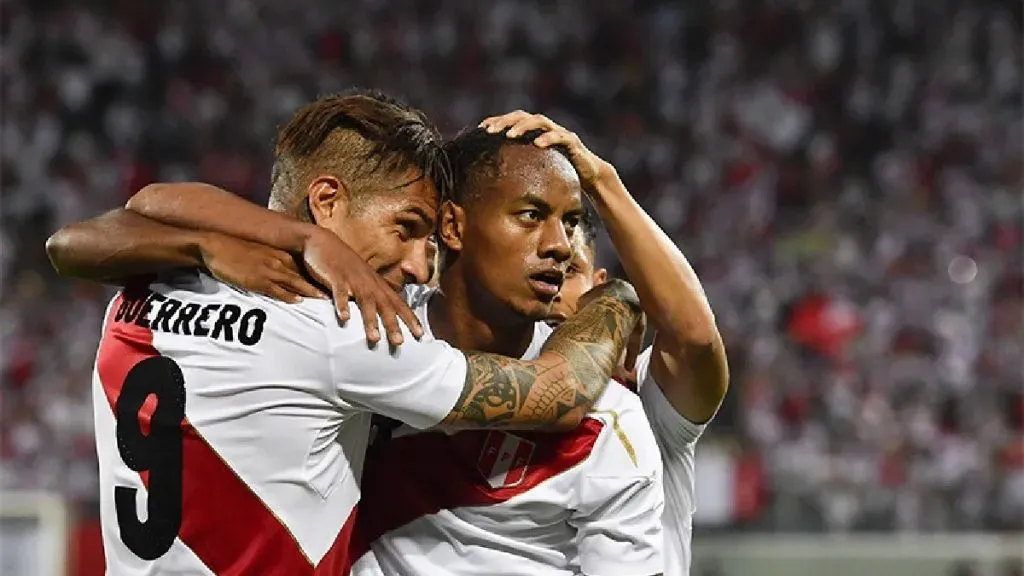 André Carrillo y Paolo Guerrero en la Selección Peruana. (Foto: EFE).