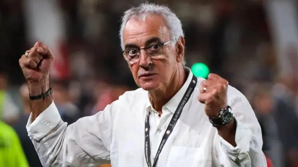 Jorge Fossati dirigiendo en Perú a Universitario de Deportes. (Foto: Twitter).