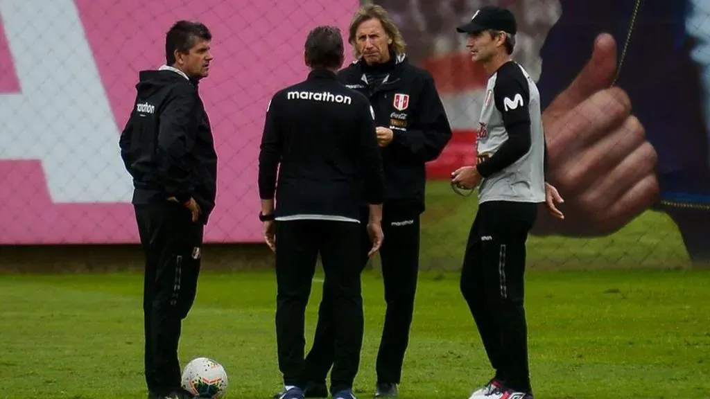 Óscar Ibáñez en el comando técnico de Ricardo Gareca. (Foto: El Comercio).