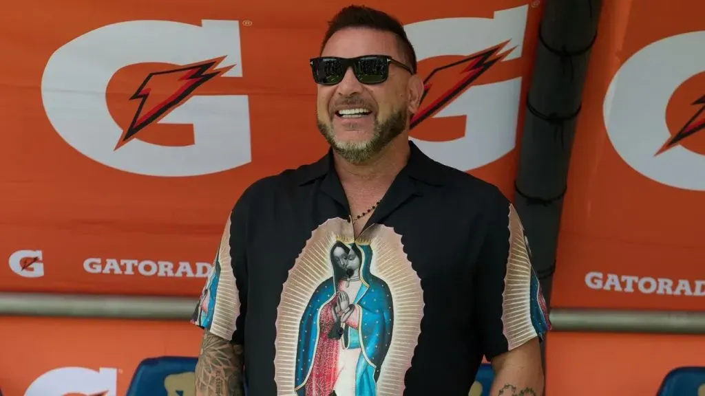 Antonio Mohamed luciendo la imagen de la Virgen de Guadalupe en su camiseta (Fuente: Twitter).