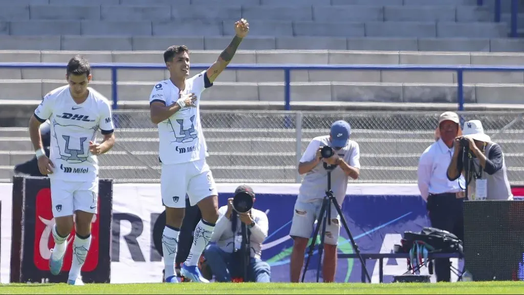 Juani Dinenno y su gol n° 60 en Pumas, ante Atlas [Getty Images].