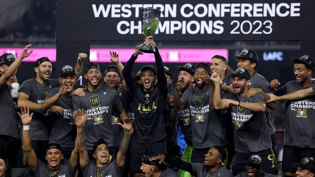 Carlos Vela alzó el trofeo de campeón de la Conferencia Oeste [Getty Images]