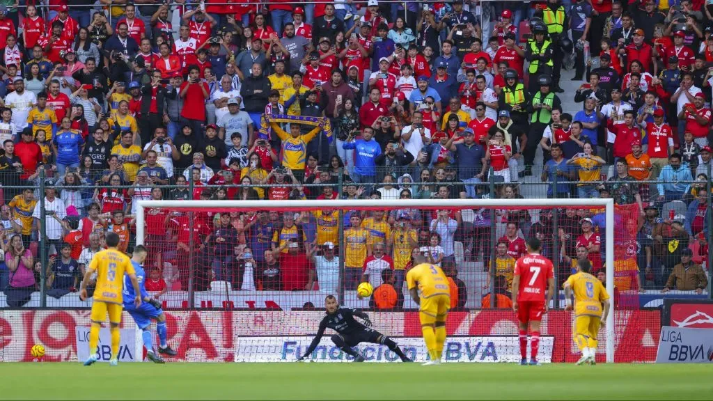 El penal que anotó Tiago Volpi para el 2-1 de Toluca ante Tigres [Foto: Getty Images]