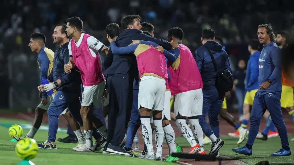 Cuerpo técnico y plantilla, más unidos que nunca tras la eliminación [Foto: Getty]