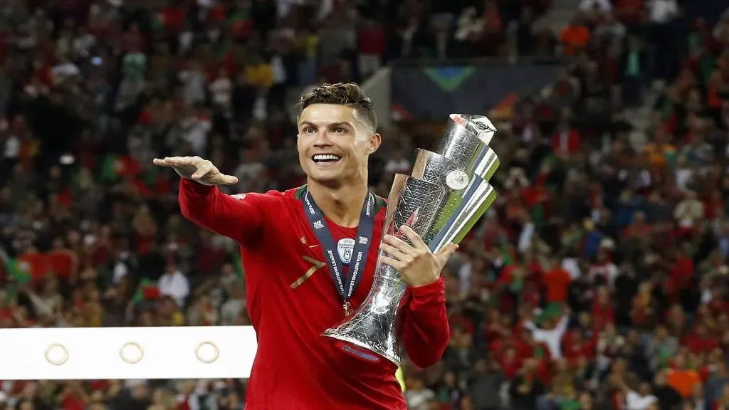 Cristiano Ronaldo alzando el trofeo de la UEFA Nations League 2018/19 que ganó con Portugal. (Imago)