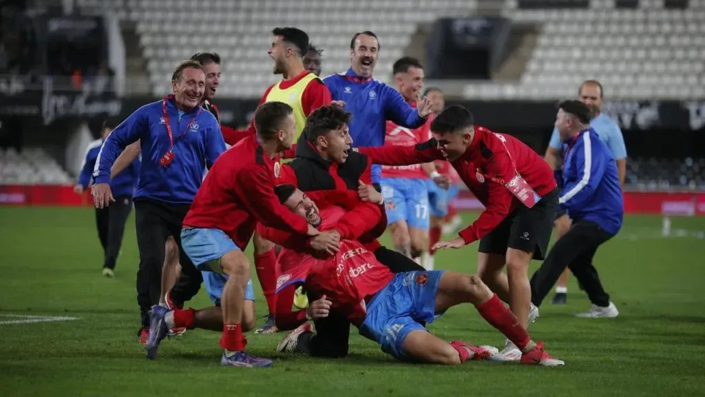 La alegría de los jugadores del Minera tras eliminar al Alavés [Foto: CDM]