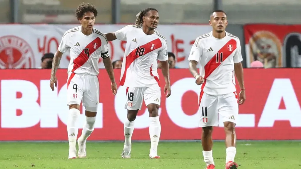 Paolo Guerrero festejando su gol con Perú ante Bolivia.