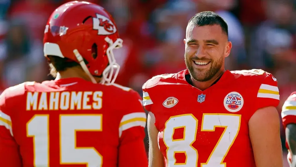 Travis Kelce #87 and Patrick Mahomes #15 of the Kansas City Chiefs talk before the game against the Los Angeles Chargers. (Source: David Eulitt/Getty Images)