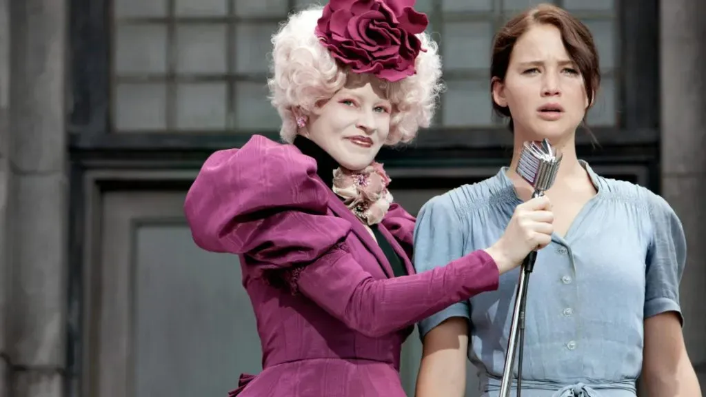 Elizabeth Banks and Jennifer Lawrence in “The Hunger Games” (IMDb)