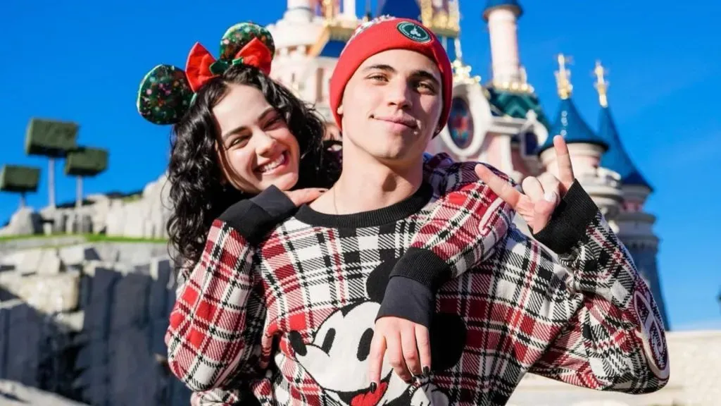 Mary Mouser and Tanner Buchanan in Disneyland Paris in 2022. (Source: @missmarymmouser)
