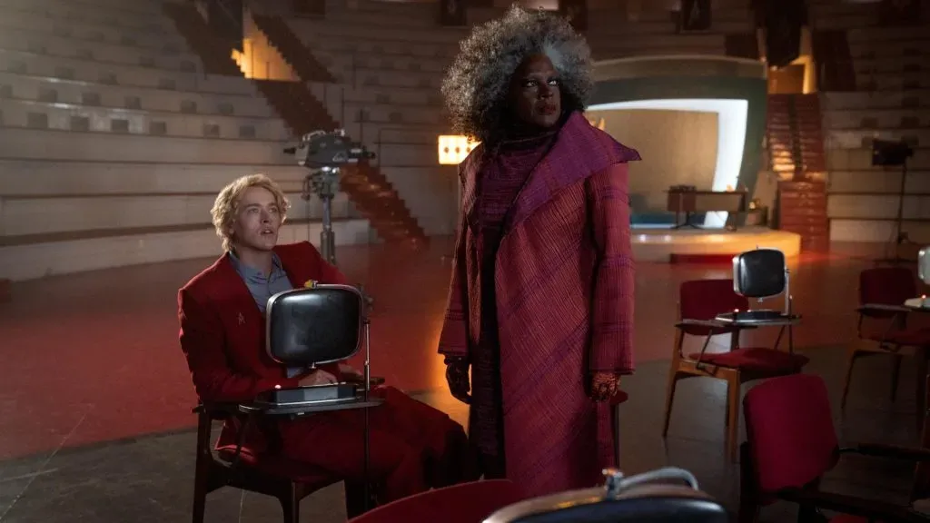 Viola Davis and Tom Blyth in Los Juegos del Hambre: Balada de Pájaros Cantores y Serpientes.