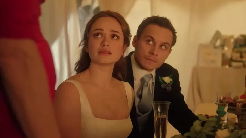 Rose Williams y Finn Cole en Encierro.