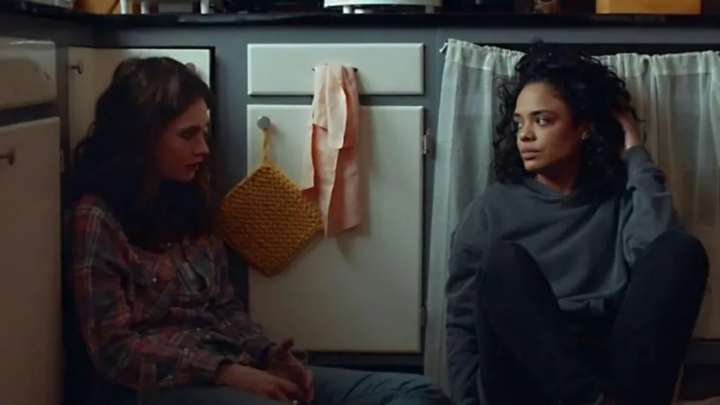 Lily James y Tessa Thompson en “Little Woods”.