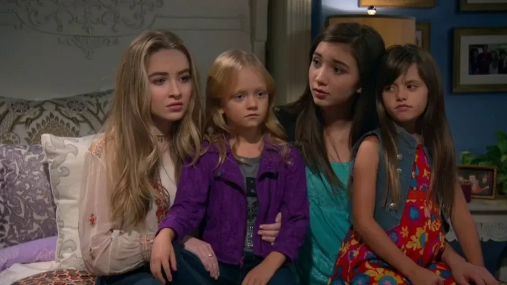 Rowan Blanchard y Sabrina Carpenter en El Mundo de Riley. (Fuente: IMDb)