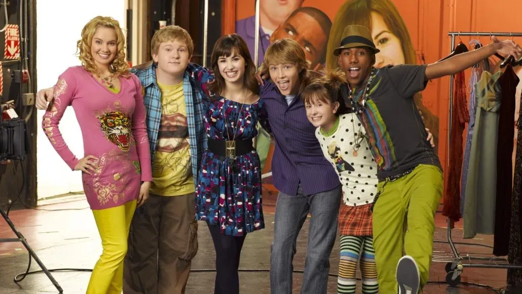 Brandon Mychal Smith, Demi Lovato, Allisyn Snyder, Tiffany Thornton, Sterling Knight y Doug Brochu en Sunny entre estrellas.