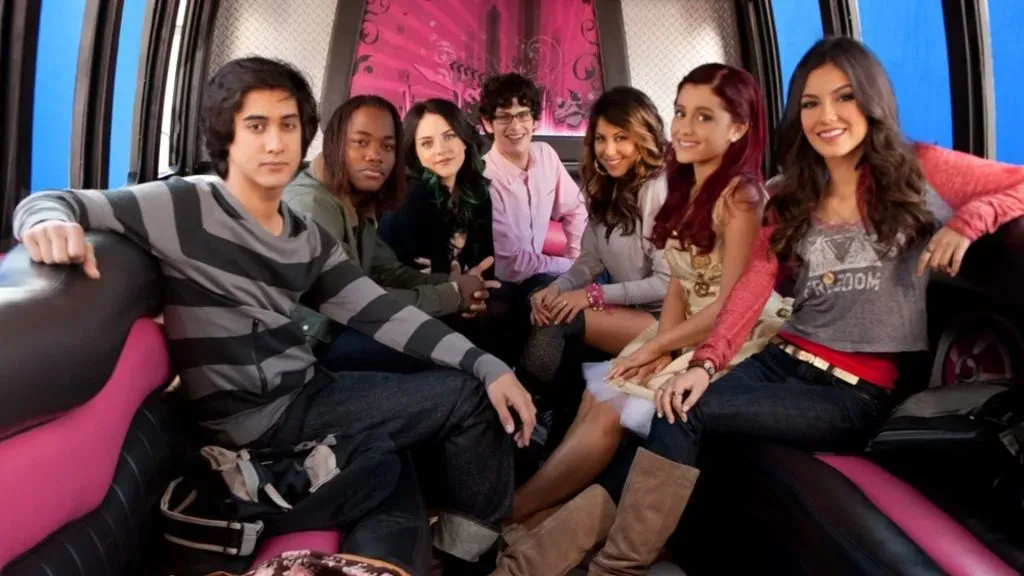 Daniella Monet, Victoria Justice, Leon Thomas III, Avan Jogia, Elizabeth Gillies, Matt Bennett y Ariana Grande en Victorious.