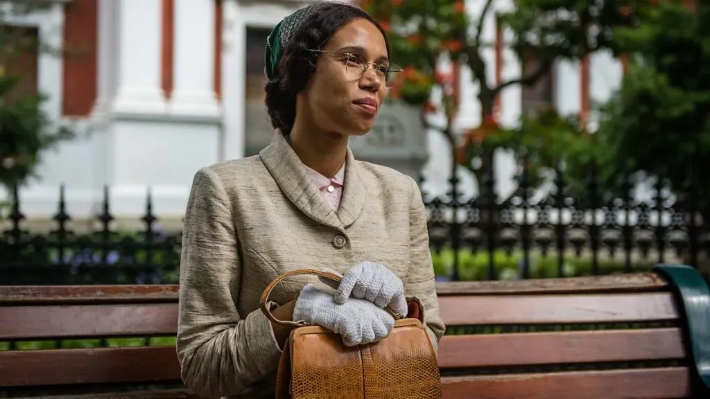 La actriz Vinette Robinson fue la encargada de dar vida a Rosa Parks en la serie. Imagen: BBC One.