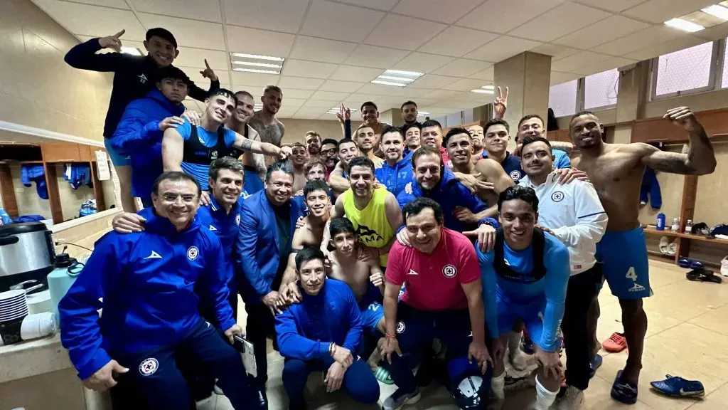 Foto del equipo en el vestidor del Cuauhtémoc (Cruz Azul)