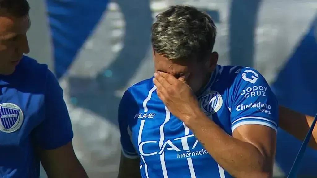Hernán López Muñoz abandonó la cancha entre lágrimas tras sentir molestias físicas en el triunfo ante Lanús. Foto: Captura Sportscenter.