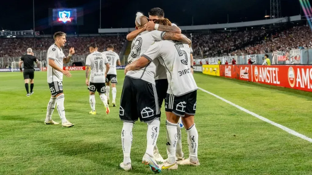 Colo Colo recibe a Cerro Porteño en el Estadio Monumental.