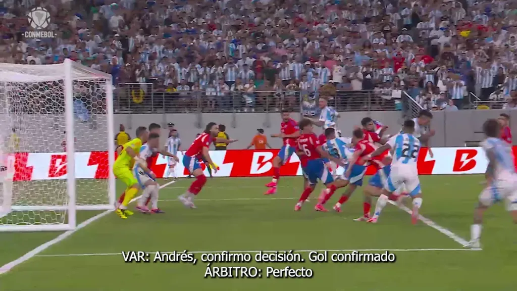 El diálogo del VAR validando el gol de Lautaro Martínez ante Chile. Foto: Captura Conmebol.
