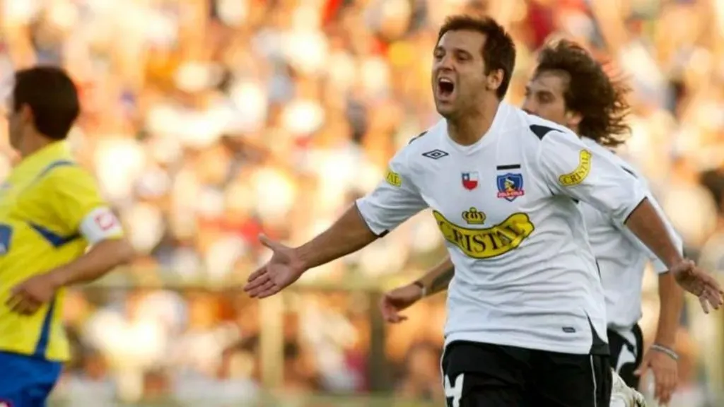 Gustavo Biscayzacú celebró el Clausura 2007 con Colo Colo. Imagen: Archivo