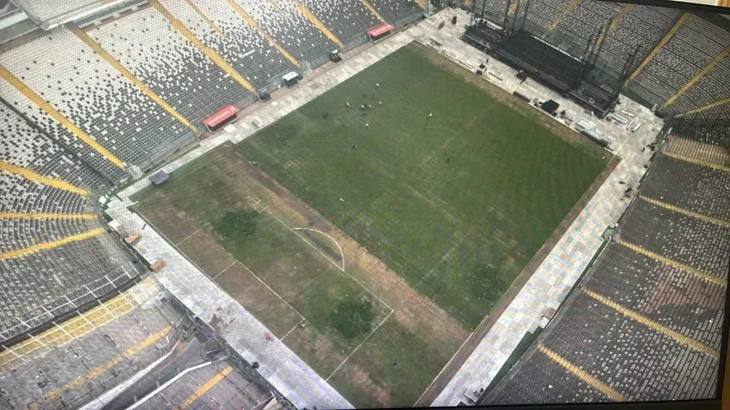 (Imagen 2) Cancha del Monumental en diciembre de 2023 tras el concierto de The Cure | Foto: TVN (archivo)