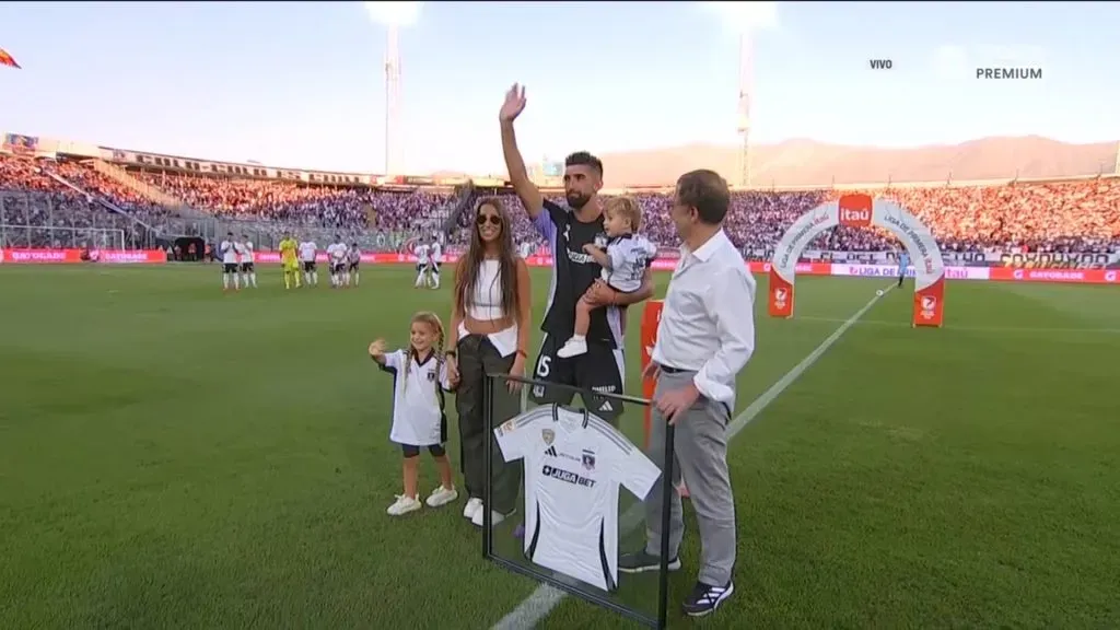 Emiliano Amor fue homenajeado en Colo Colo. 
