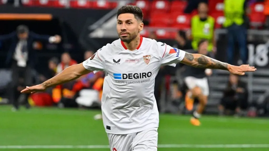 Gonzalo Montiel con la camiseta del Sevilla