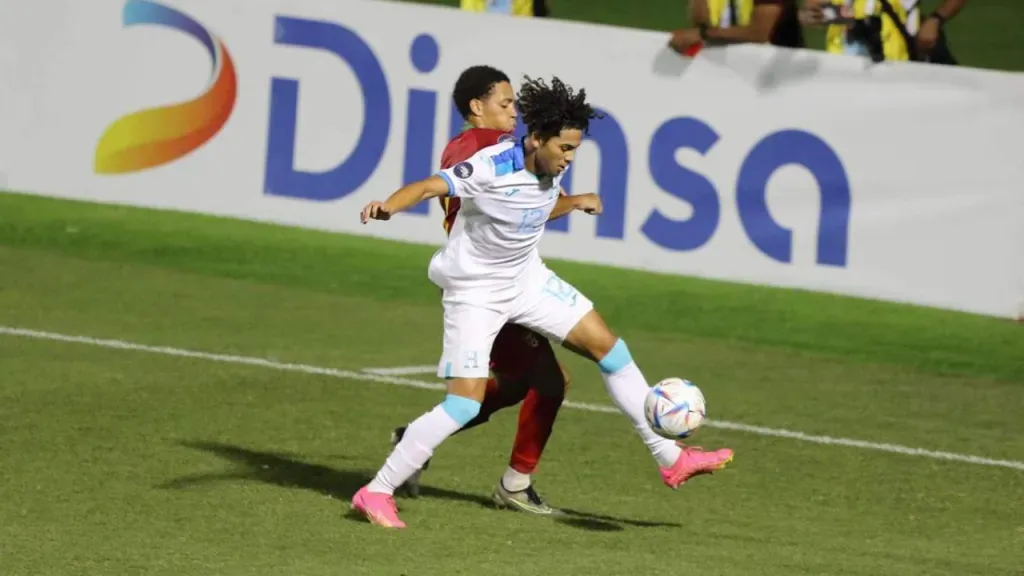 David Ruiz en acción durante su debut con la selección hondureña. (Foto: Axel Pérez)