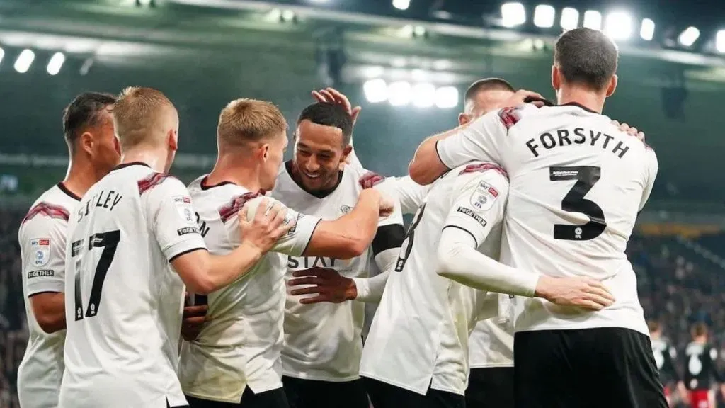 Nathaniel Méndez-Laing contribuyó en la goleada del Derby County.