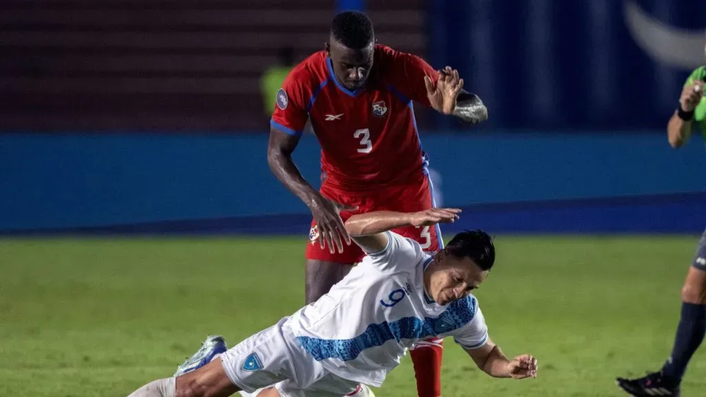 José Córdoba enfrentando a Guatemala (Getty)