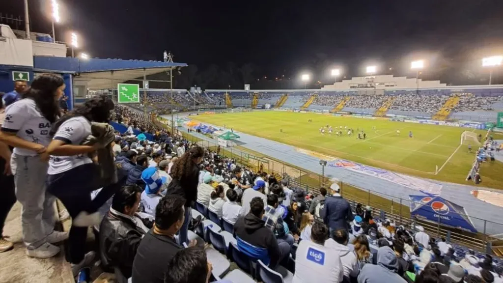 Comunicaciones fue sancionado por culpa de un aficionado que lanzó una lata.