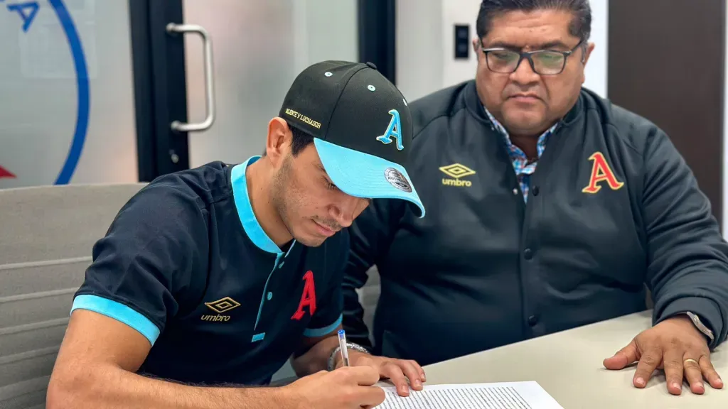 Hernández, firmando su contrato con Alianza por todo el 2024. (Foto: Alianza)