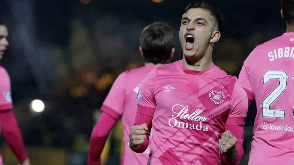 Vargas festeja su segundo gol consecutivo en el Hearts de Escocia