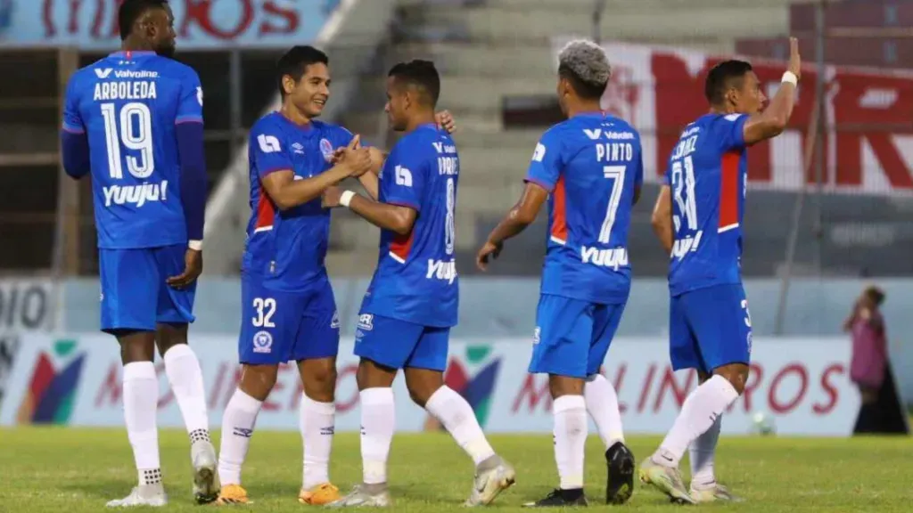 Pineda celebrando junto a sus compañeros el golazo con el que abrió el marcador. (Foto: Esú Ocampo/El Heraldo)