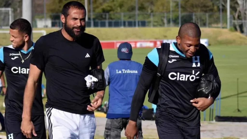 López comparte un momento con Edrick Menjívar, su sustituto. (Foto: La Prensa)