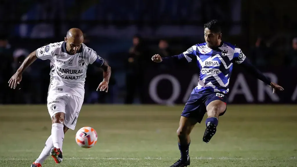 José Contreras en acción durante el primer juego, albergado por el Doroteo Guamuch Flores. (David Toro/EFE)