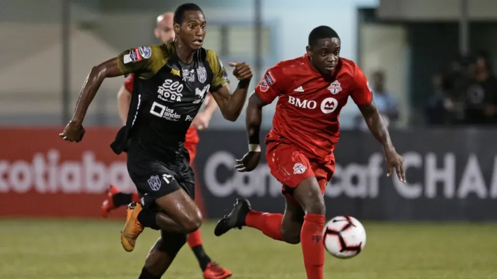 Abdiel Ayarza y Chris Mavinga batallan por la esférica en el histórico triunfo 4-0 de los Vikingos contra el conjunto canadiense. (Foto: AP/Arnulfo Franco)