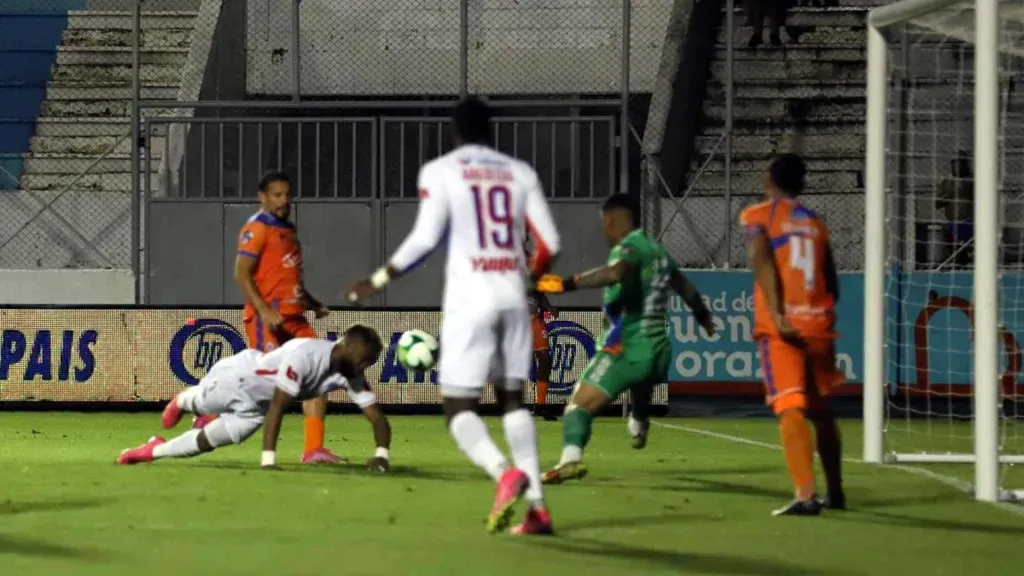 Benguché, arrojándose “de palomita” para marcar el segundo gol en el último Olimpia-UPNFM. (Foto: Emilio Flores)