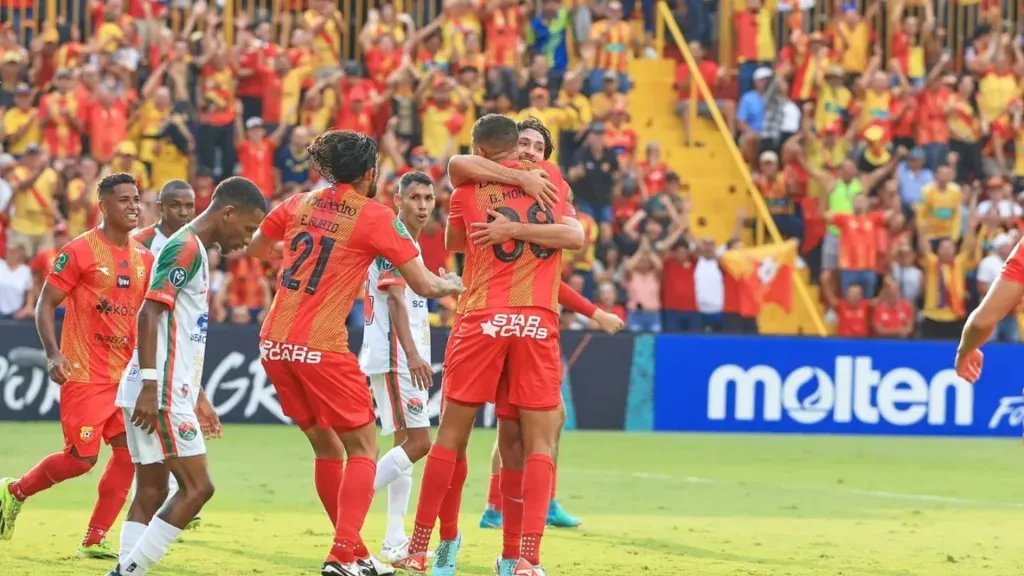 El hondureño Getsel Montes celebrando tras abrir el marcador en el Estadio Alejandro Morera Soto. (Foto: CSH)