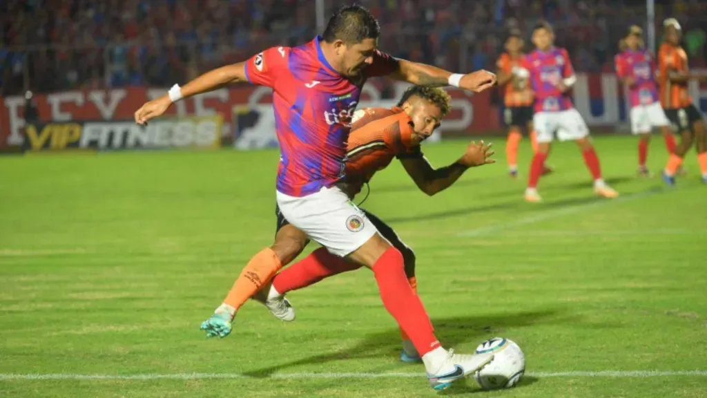 Roberto Domínguez y Santos Ortíz, batallando por la posesión de la pelota. (Foto: Lissette Monterroza/EDH)