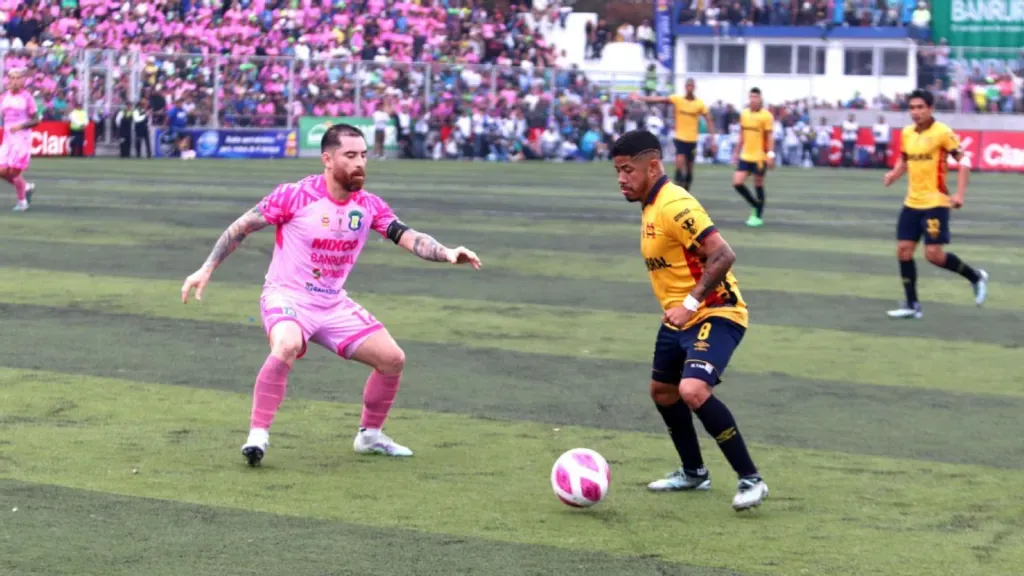 Jean Márquez y Pedro Altán en acción durante la final de ida, albergada por el Estadio Santo Domingo de Guzmán. (Foto: ESPN)