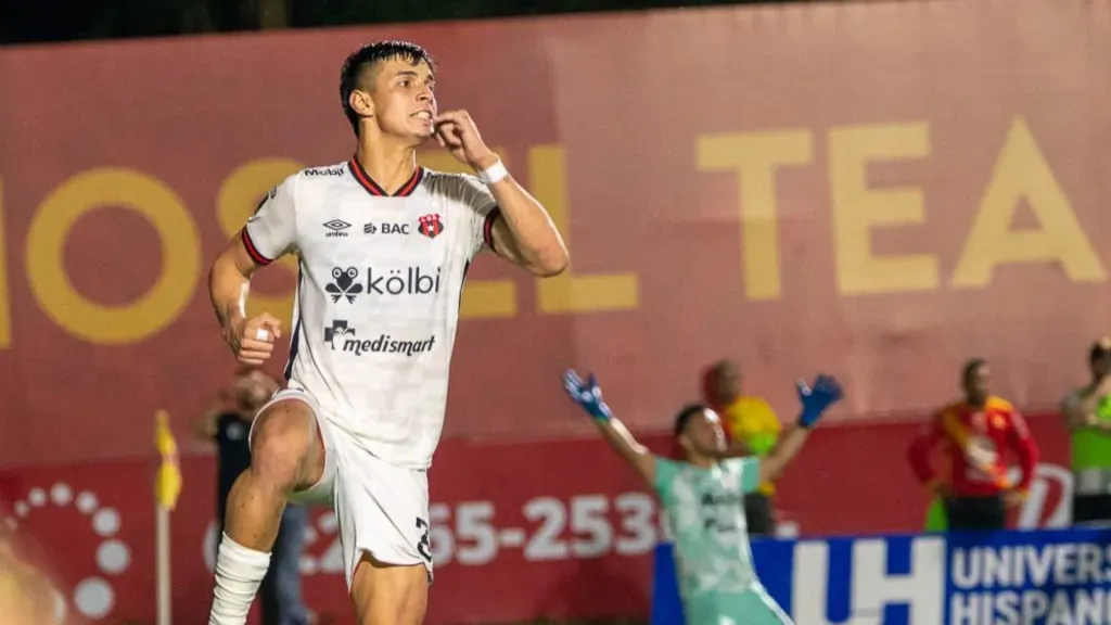 Fernando Lesma celerbra tras convertir el último penal. En el fondo, de rodillas, Moreira saborea el triunfo. (Foto: UNAFUT)