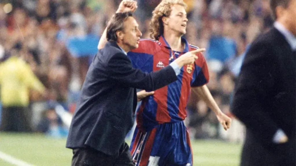 Johan y Jordi Cruyff, viviendo con intensidad un partido del Barcelona. (Foto: I. PAREDES / SPORT)